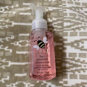 Bath & Body Works Bee Positive Strawberry Lemon Foaming Hand Soap